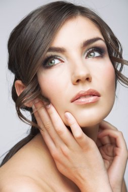 güzel bir kadın olan saç modeli