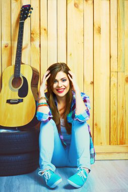 gitar ile oturan kız