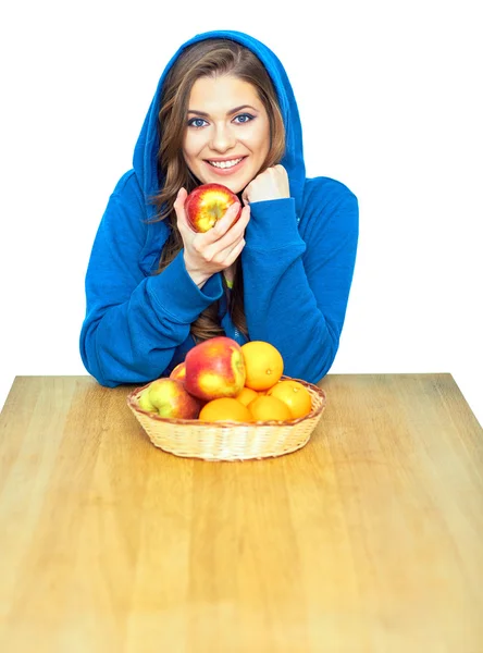 Frau mit Äpfeln und Orangen — Stockfoto