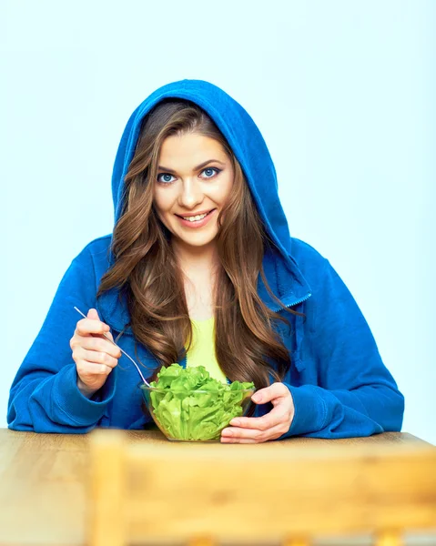 Mädchen isst Salat — Stockfoto