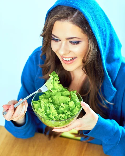 Menina comendo salada — Fotografia de Stock