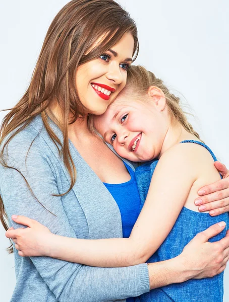 Mãe e filha abraçando — Fotografia de Stock