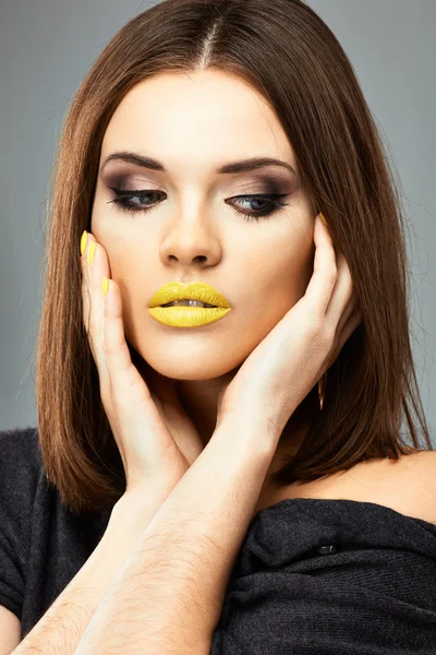 Mujer con labios y uñas amarillas —  Fotos de Stock