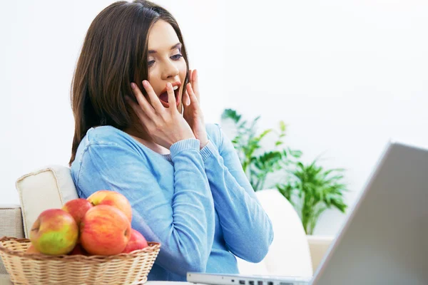 Leende kvinna med laptop — Stockfoto