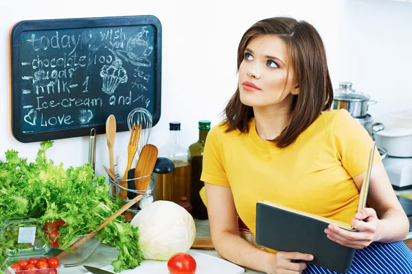 Belle femme avec livre de recettes — Photo