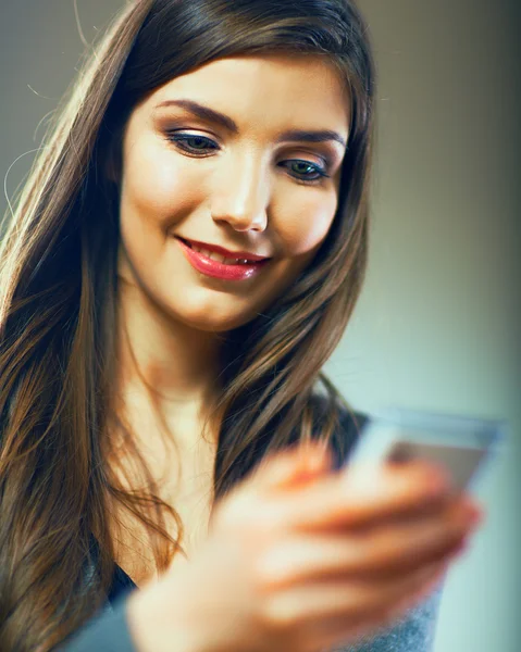 Mujer usando teléfono inteligente — Foto de Stock