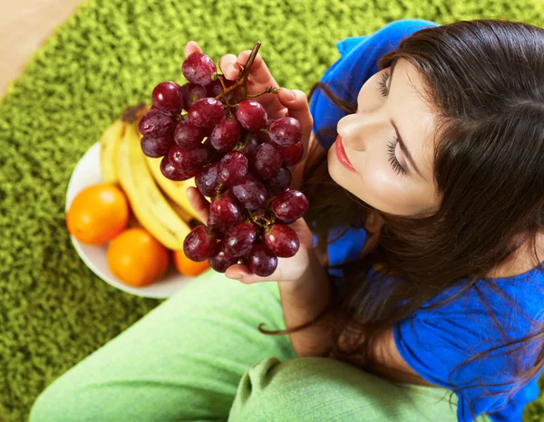 Woman with fruits on plate — Stock Photo, Image