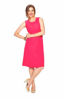 Kadın pembe elbisenin içinde poz