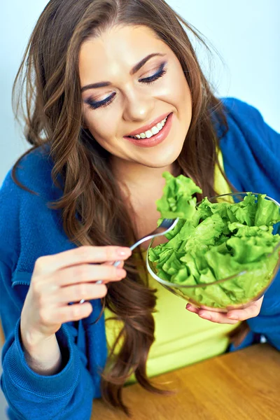 サラダを食べる女 — ストック写真
