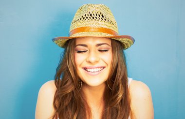 Hasır Şapkalı gülümseyen kadın