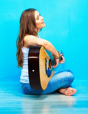 Gitar çalan genç kadın