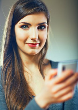 Akıllı telefon kullanan kadın