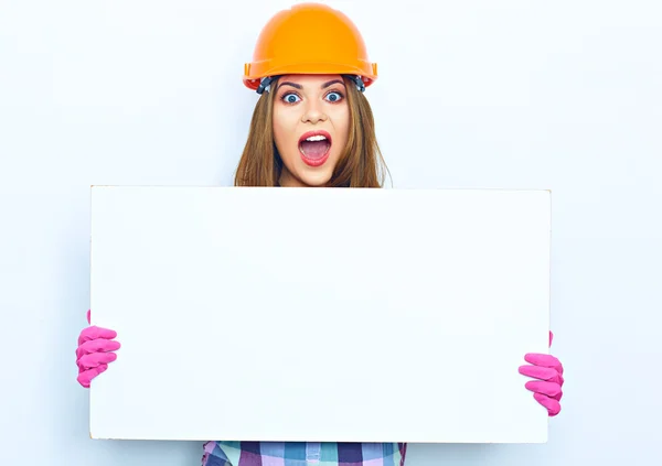 Kvinnlig builder anläggning stora ombord — Stockfoto