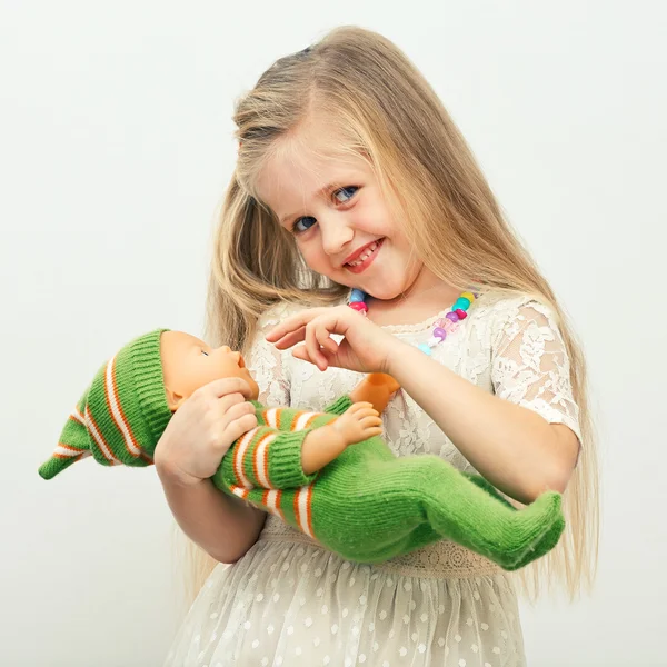Дівчина грає з ляльковою іграшкою — стокове фото