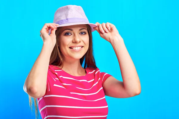 Donna sorridente in cappello — Foto Stock