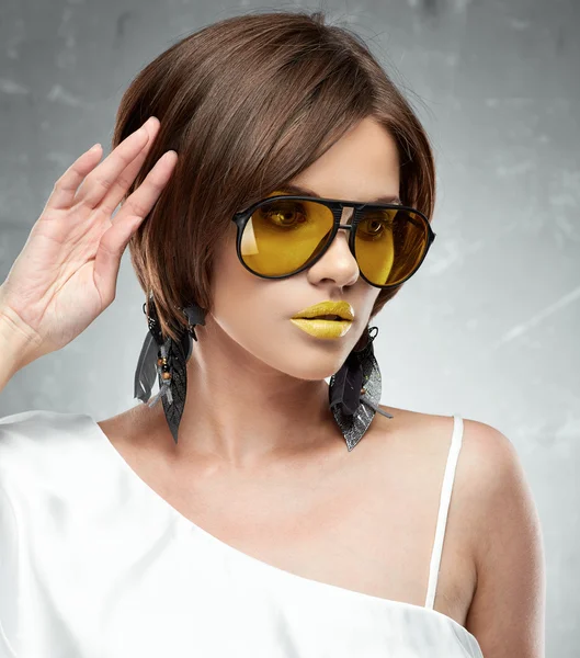 Modello con occhiali da sole gialli — Foto Stock