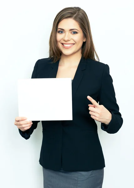 Empresária segura papel em branco — Fotografia de Stock