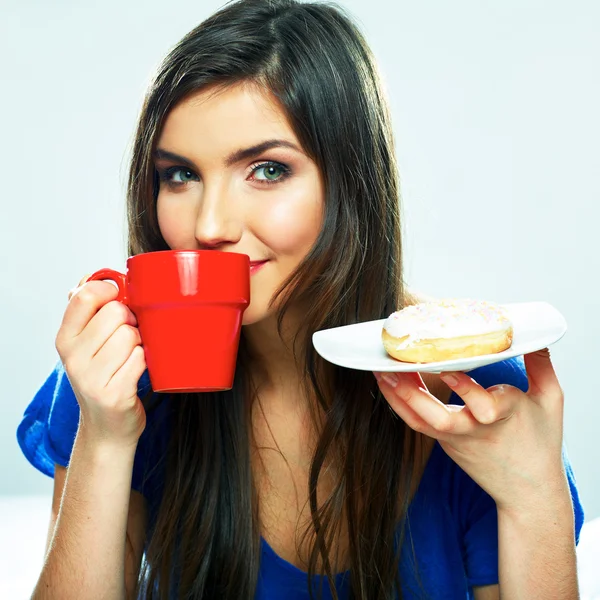 Женщина ест пончик — стоковое фото