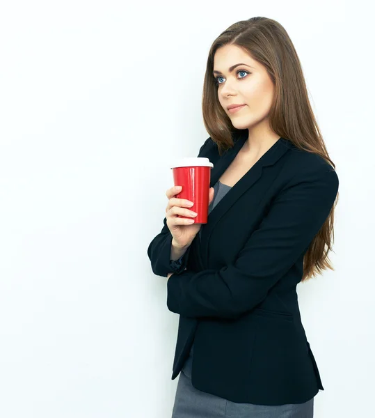 Empresaria sosteniendo taza roja —  Fotos de Stock