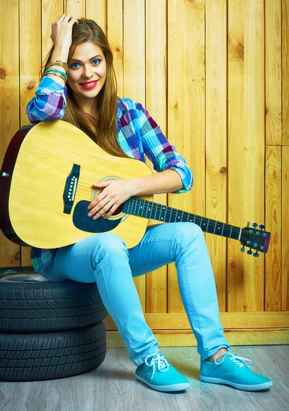 Flicka med akustisk gitarr — Stockfoto