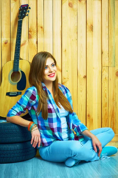 Girl sitting with guitar — Stock Photo, Image