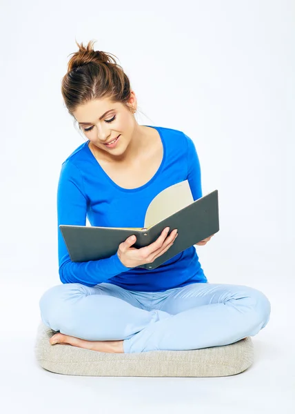 Étudiant assis avec livre ouvert — Photo