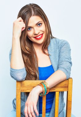 Mutlu gülümseyen kadın