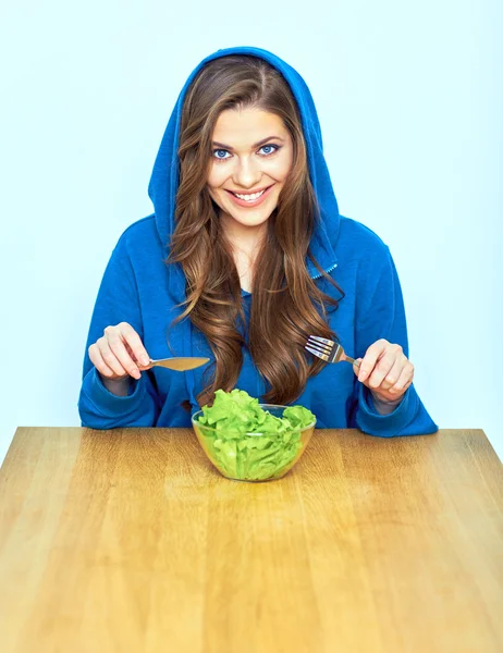 Mädchen isst Salat — Stockfoto