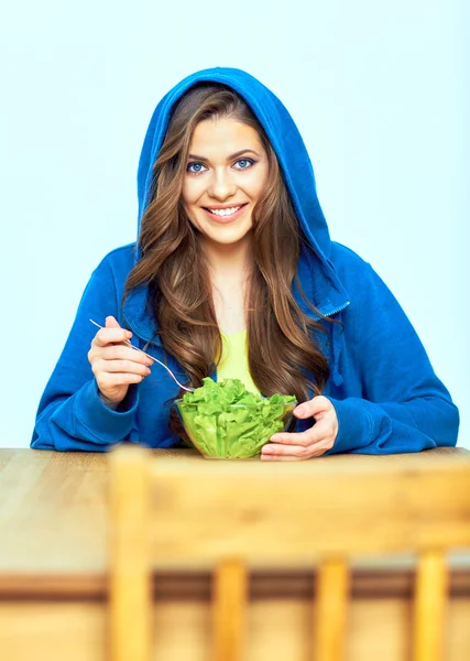 Chica comiendo ensalada — Foto de Stock