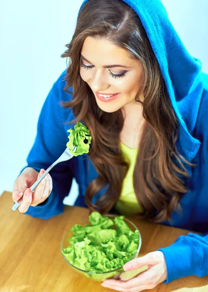 Lány eszik saláta — Stock Fotó