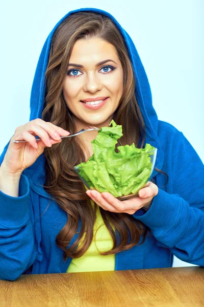 Chica comiendo ensalada —  Fotos de Stock