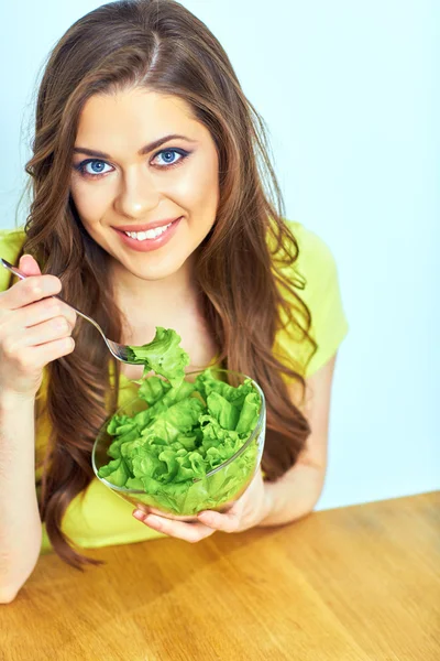 Kvinna äter sallad — Stockfoto