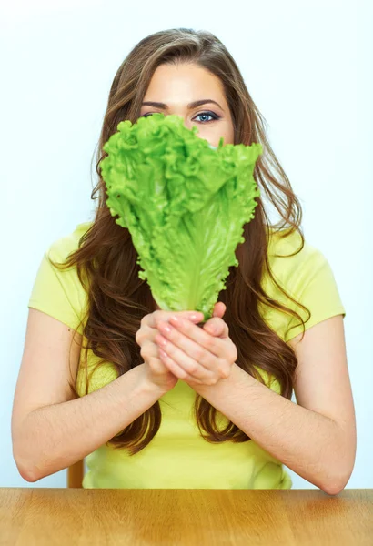 Vrouw houdt groene sla — Stockfoto