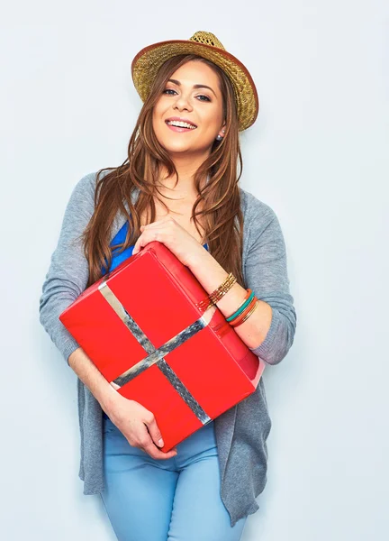 Mujer sostiene caja de regalo grande — Foto de Stock