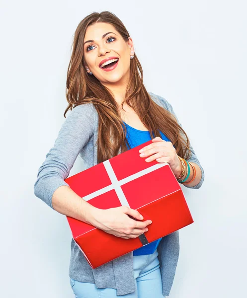 Vrouw houdt grote geschenkverpakking — Stockfoto