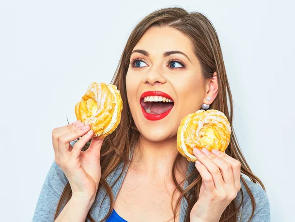 İki kek ile mutlu kadın — Stok fotoğraf