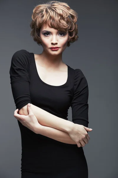 Modell im schwarzen Kleid — Stockfoto