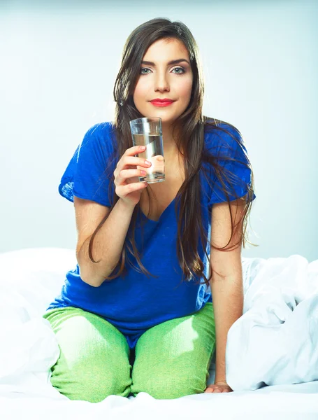 Kadın su bardağı tutan — Stok fotoğraf