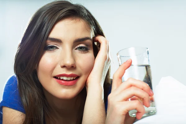Mulher segura vidro de água — Fotografia de Stock