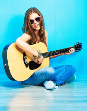 Gitarlı bir kadın