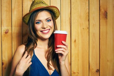 Kız holding kahve Kupası