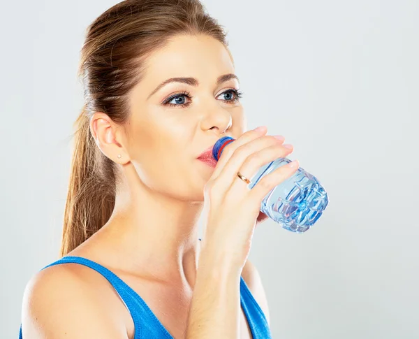 Vrouw met fles water — Stockfoto