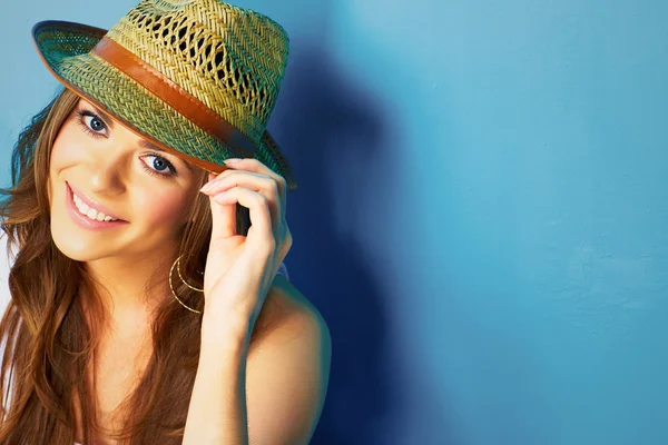 Lachende vrouw in stro hoed — Stockfoto
