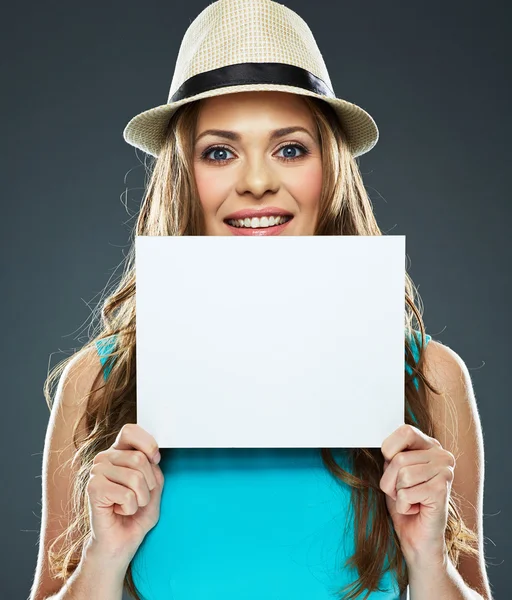 Mulher segurando placa de sinal em branco — Fotografia de Stock