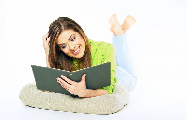 Menina deitada no chão segurando livro . — Fotografia de Stock