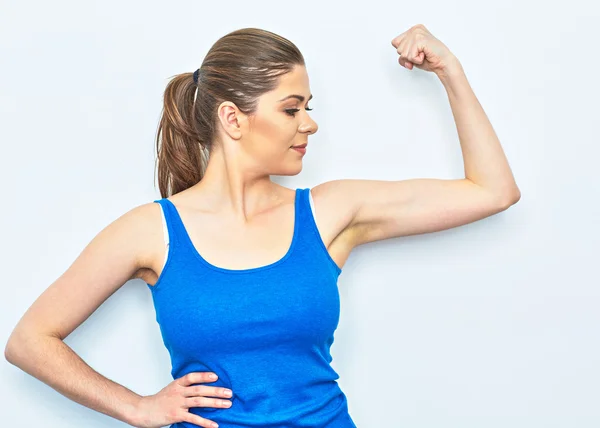 Vrouw toont spier — Stockfoto