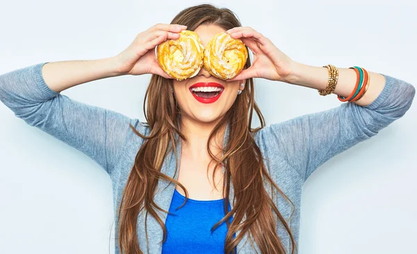 Mulher com dois bolos — Fotografia de Stock