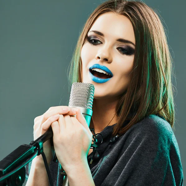 Model singing into microphone — Stock Photo, Image