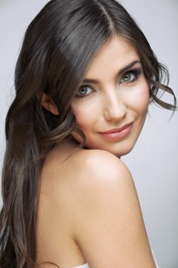 güzel bir kadın olan saç modeli