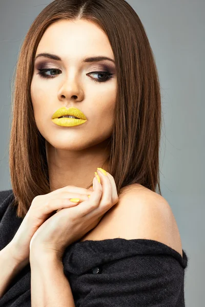 Mujer con labios y uñas amarillas —  Fotos de Stock